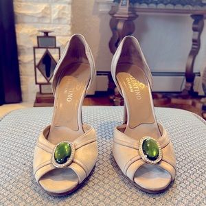 Gorgeous satin d’orsay pumps with green gemstone and surrounding rhinestones.